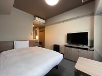 Hotel Route Inn Suzaka的电视和/或娱乐中心
