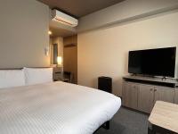 Hotel Route Inn Suzaka的电视和/或娱乐中心