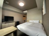 Hotel Route Inn Suzaka的电视和/或娱乐中心