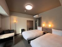 Hotel Route Inn Suzaka客房内的一张或多张床位