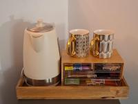 Le Mas Victoria - Chambres d'hôtes avec table d'hôtes-Parking privé ferme的咖啡和沏茶工具