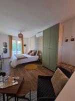 Le Mas Victoria - Chambres d'hôtes avec table d'hôtes-Parking privé ferme客房内的一张或多张床位