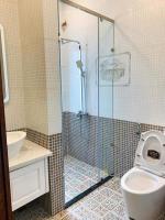 大叻NHỚ House IV的带淋浴、马桶和水槽的浴室