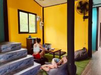 The 10 club hostel的休息区