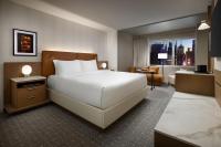 Hyatt Regency Times Square客房内的一张或多张床位