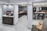 米尔福德米尔福德春季山丘套房酒店的厨房以及带吧台和酒吧的用餐室。