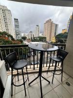 Flat Estaza Luxo Moema Ibirapuera com garagem piscina 202的阳台或露台