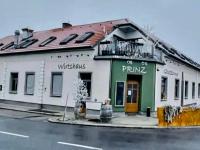 HöfleinGasthof Prinz的街角的一栋建筑