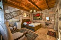 Luwian Stone House客房内的一张或多张床位