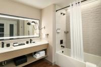 Hotel Effie Sandestin Resort, Autograph Collection的一间浴室