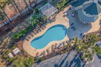 默特尔比奇World Tour Golf Resort 206的度假村游泳池的俯视图