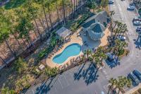World Tour Golf Resort 206内部或周边的泳池