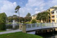 默特尔比奇Sheraton Broadway Resort Villas的一座建有建筑物的桥