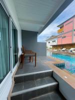 Lanta Corsica Hotel内部或周边的泳池