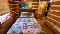 Rustic Cabin客房内的一张或多张床位