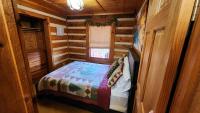 Rustic Cabin客房内的一张或多张床位