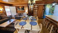 Rustic Cabin的休息区