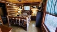 Rustic Cabin客房内的一张或多张床位