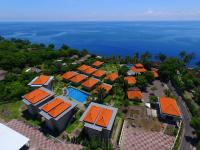 图兰奔Ocean View Tulamben Dive &amp; Resort的享有橙色屋顶房屋的空中景致