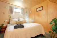 Boutique Country Retreat -Outdoor bath客房内的一张或多张床位
