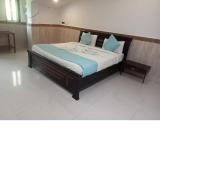 卡兰古特Richita resort的卧室里有一张床，上面放着蓝色的枕头