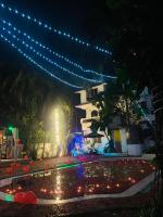 卡兰古特Richita resort的夜晚在建筑物前的一串灯