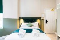 伦敦The Chapter Hotels - Finsbury Park的一间卧室配有一张带三个枕头的大床