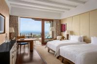 Shangri-La Boracay客房内的一张或多张床位