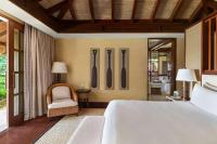 Shangri-La Boracay客房内的一张或多张床位