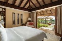 Shangri-La Boracay客房内的一张或多张床位