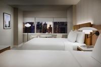 Hyatt Regency Times Square客房内的一张或多张床位