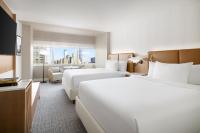 Hyatt Regency Times Square客房内的一张或多张床位