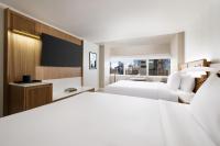 纽约Hyatt Regency Times Square的一间带床和电视的酒店房间