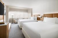 纽约Hyatt Regency Times Square的有两张床和一台电视的酒店房间