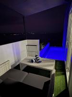 Epic Suites Bohol ADULTS ONLY内部或周边的泳池