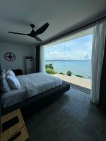 Epic Suites Bohol ADULTS ONLY客房内的一张或多张床位