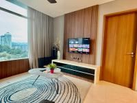 klcc near apartment的电视和/或娱乐中心