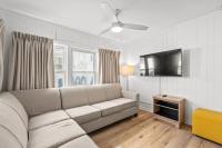 4BR2BA Sleeps 12 Pet-Friendly Steps to Beach的电视和&#47;或娱乐中心