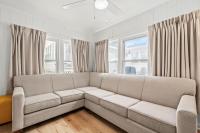 4BR2BA Sleeps 12 Pet-Friendly Steps to Beach的休息区