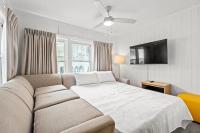 4BR2BA Sleeps 12 Pet-Friendly Steps to Beach客房内的一张或多张床位
