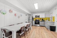 4BR2BA Sleeps 12 Pet-Friendly Steps to Beach的厨房或小厨房