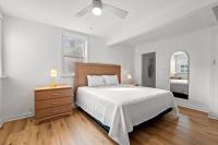 4BR2BA Sleeps 12 Pet-Friendly Steps to Beach客房内的一张或多张床位
