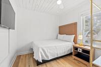 4BR2BA Sleeps 12 Pet-Friendly Steps to Beach客房内的一张或多张床位