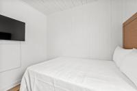 4BR2BA Sleeps 12 Pet-Friendly Steps to Beach客房内的一张或多张床位