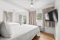 4BR2BA Sleeps 12 Pet-Friendly Steps to Beach的电视和&#47;或娱乐中心