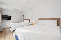 4BR2BA Sleeps 12 Pet-Friendly Steps to Beach客房内的一张或多张床位