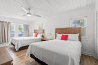 4BR2BA Sleeps 12 Pet-Friendly Steps to Beach客房内的一张或多张床位