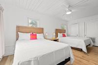 4BR2BA Sleeps 12 Pet-Friendly Steps to Beach客房内的一张或多张床位