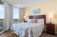 5 Star Resort 11th Fl Stunning Sunrise 2BR 2BA King Suite,Pools ,Shuttle or Walk to Beach客房内的一张或多张床位