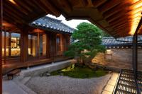 首尔Nostalgia Hanok Hotel的庭院内池塘的外部景观